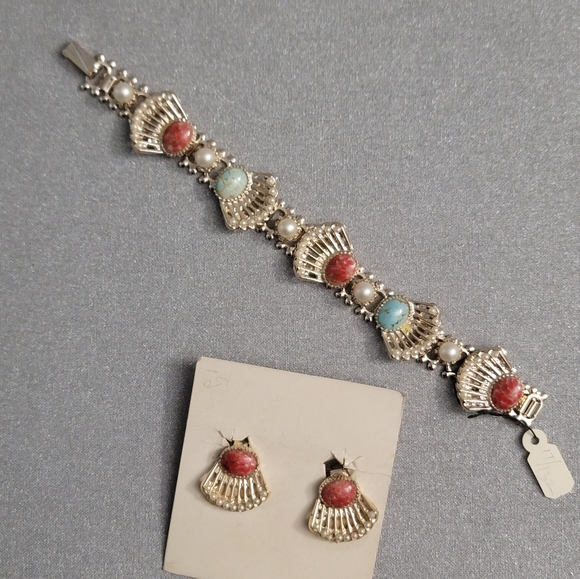 Absolutely stunning Vintage Bracelet with Clip on earrings - Picture 4 of 9